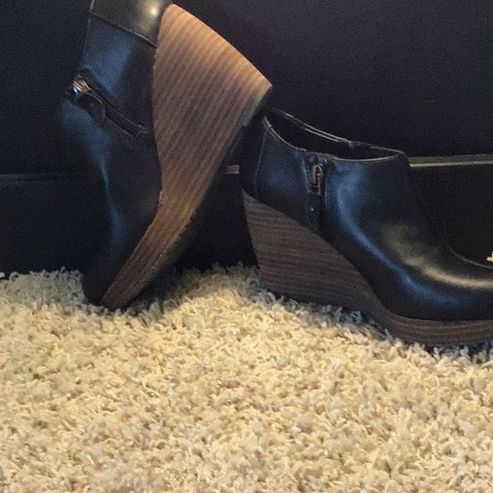 Black shoes with a brown heel